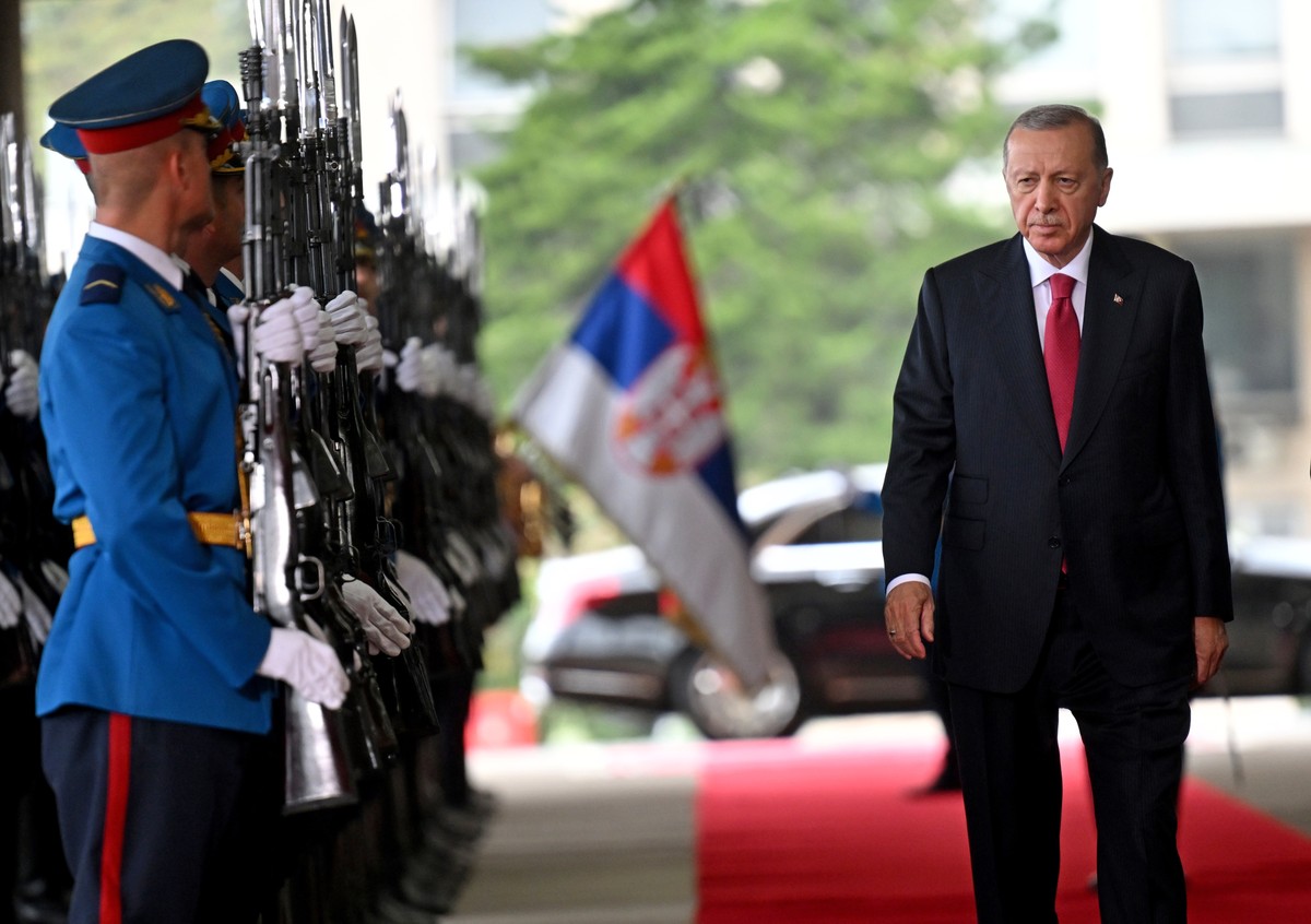 Grok é suspenso na Turquia após ofensas ao presidente do país Recep Tayyip Erdogan, presidente da Turquia, participa de revista da guarda de honra em Belgrado, na Sérvia (Foto: Oliver Bunic/Bloomberg)