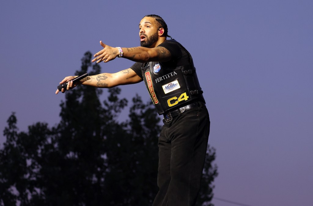 Drake prestou homenagem a Londres ao trazer alguns dos melhores artistas do Reino Unido, como Skepta, Central Cee e Dave, na segunda noite do Wireless Festival 2025. (Foto: Reprodução)