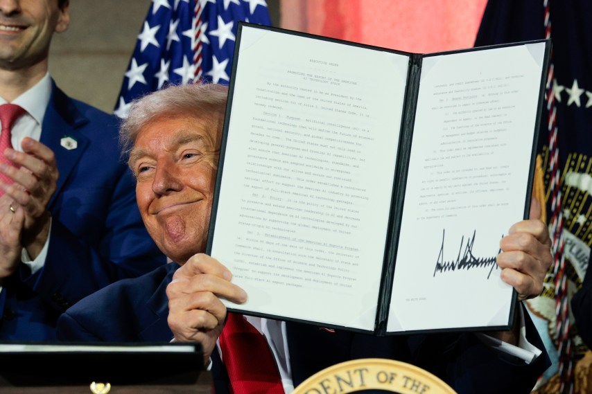 EUA revelam plano de IA para competir com a China e impulsionar inovação tecnológica O presidente dos EUA, Donald Trump, exibe uma ordem executiva assinada durante a cúpula "Vencendo a Corrida da IA", organizada pelo All-In Podcast e pelo Hill & Valley Forum no Auditório Andrew W. Mellon em 23 de julho de 2025, em Washington, DC. Trump assinou ordens executivas relacionadas ao seu Plano de Ação em Inteligência Artificial durante o evento. (Foto: Reprodução)