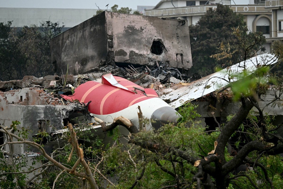 Familiares lamentaram no funeral de domingo Shubham Modi e Shagun Modi, que morreram no acidente aéreo da Air India em Ahmedabad na quinta-feira (Foto: Atul Loke para o The New York Times)