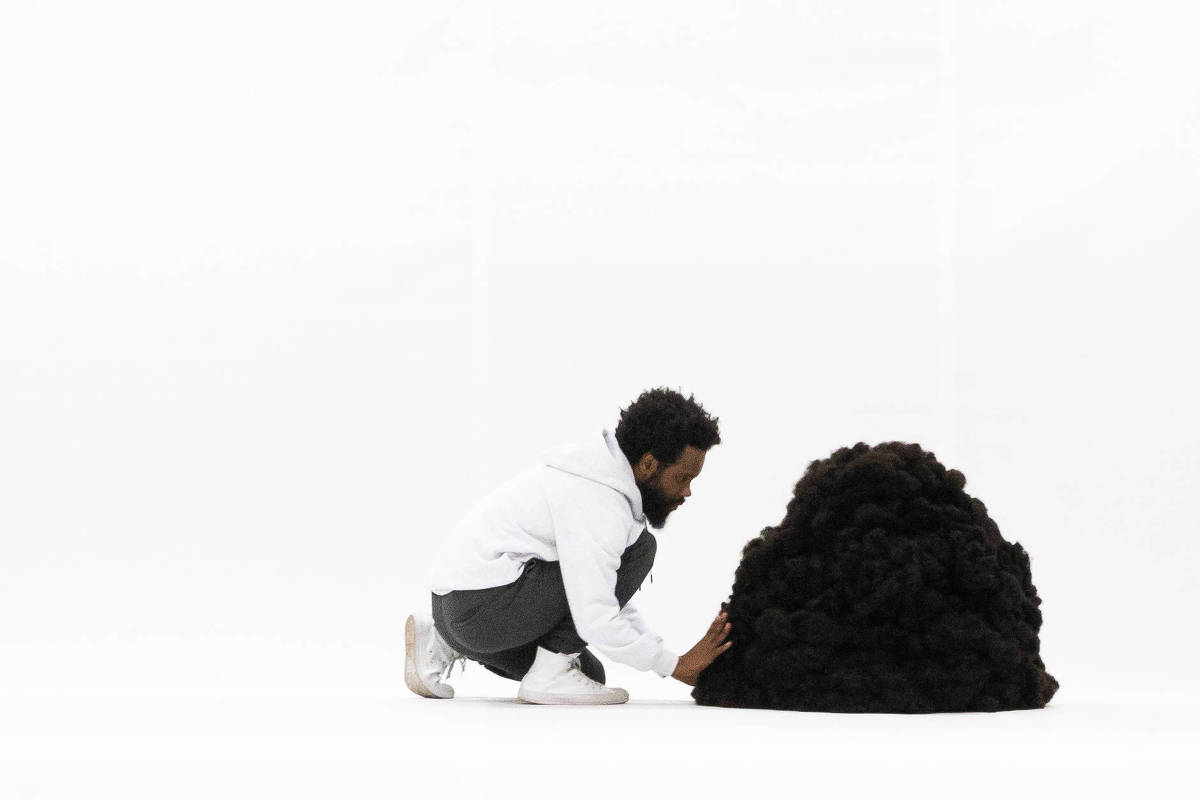 Bailarino reflete sobre a representação de corpos negros na dança contemporânea Leandro Souza, coreógrafo e bailarino, em 'Eles Fazem Dança Contemporânea' (Foto: Cacá Bernardes/Divulgação)