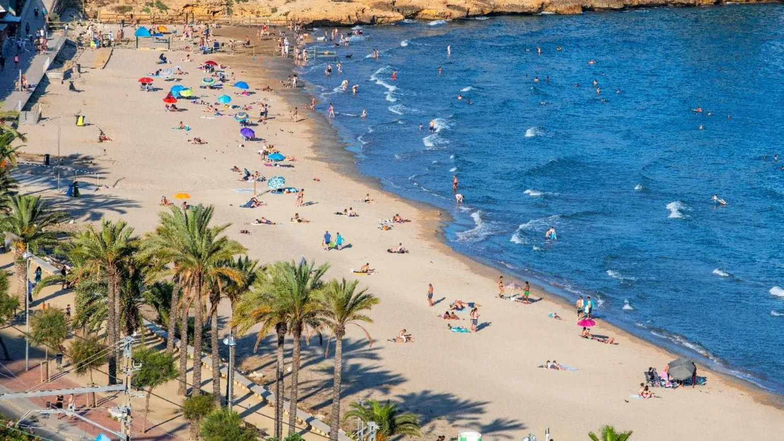 Irmãos britânicos se afogam em praia na Espanha durante férias de verão Irmãos britânicos se afogam em praia na Espanha durante férias de verão
