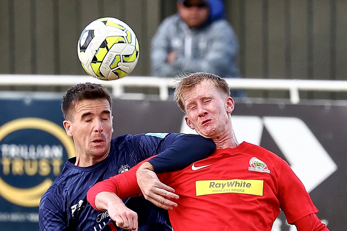Auckland City, de Angus Kilkolly (à esquerda), estreia na Copa do Mundo de Clubes com estudantes, professores e corretores de imóveis no elenco. (Foto: David Rowland/AFP)