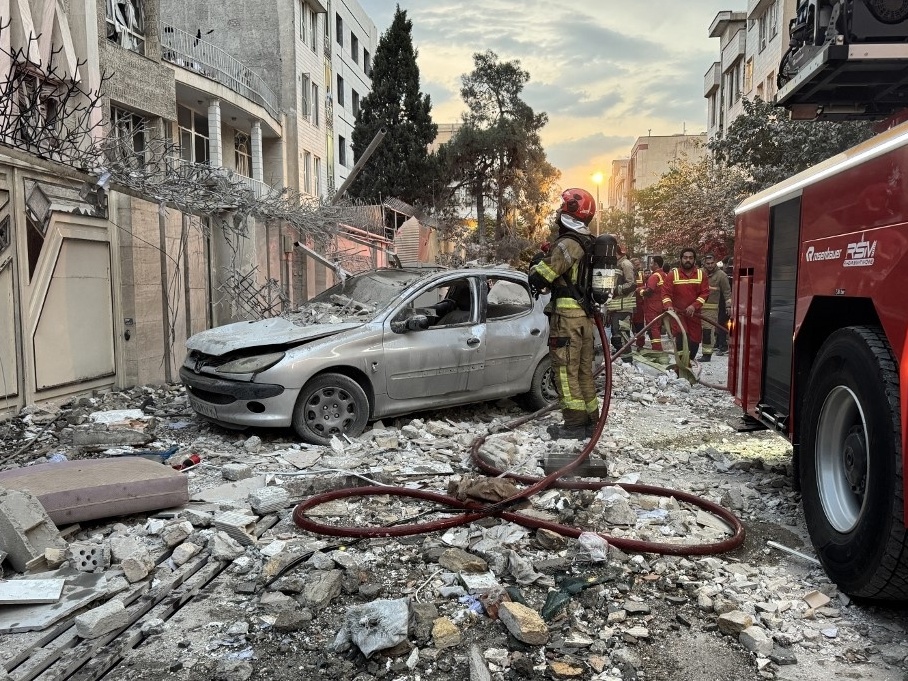 Socorristas se reúnem do lado de fora de um prédio atingido por um ataque israelense em Teerã (Foto: MEGHDAD MADADI / TASNIM NEWS / AFP)