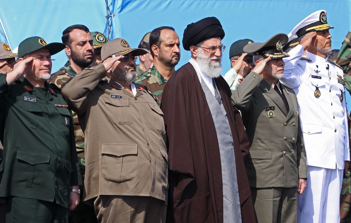 Líder Supremo do Irã, Ali Khamenei (C), em evento com comandantes das Forças Armadas (Foto: KHAMENEI.IR/AFP PHOTO)