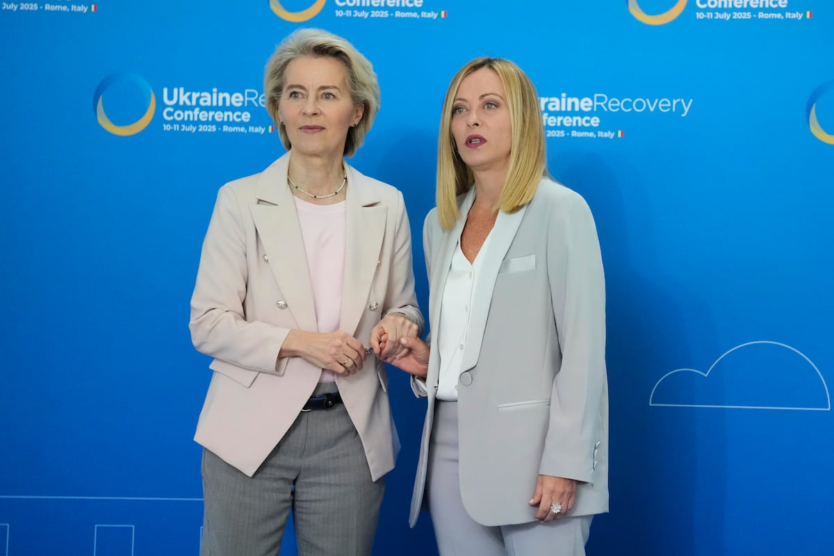 UE cria fundo de investimento privado e libera ajuda de R$ 10 bilhões para Ucrânia A presidenta da Comissão Europeia, Ursula von der Leyen, com a primeira-ministra italiana, Giorgia Meloni, à sua chegada à cúpula internacional para a reconstrução da Ucrânia, nesta quinta-feira em Roma. (Foto: Gregorio Borgia/AP)
