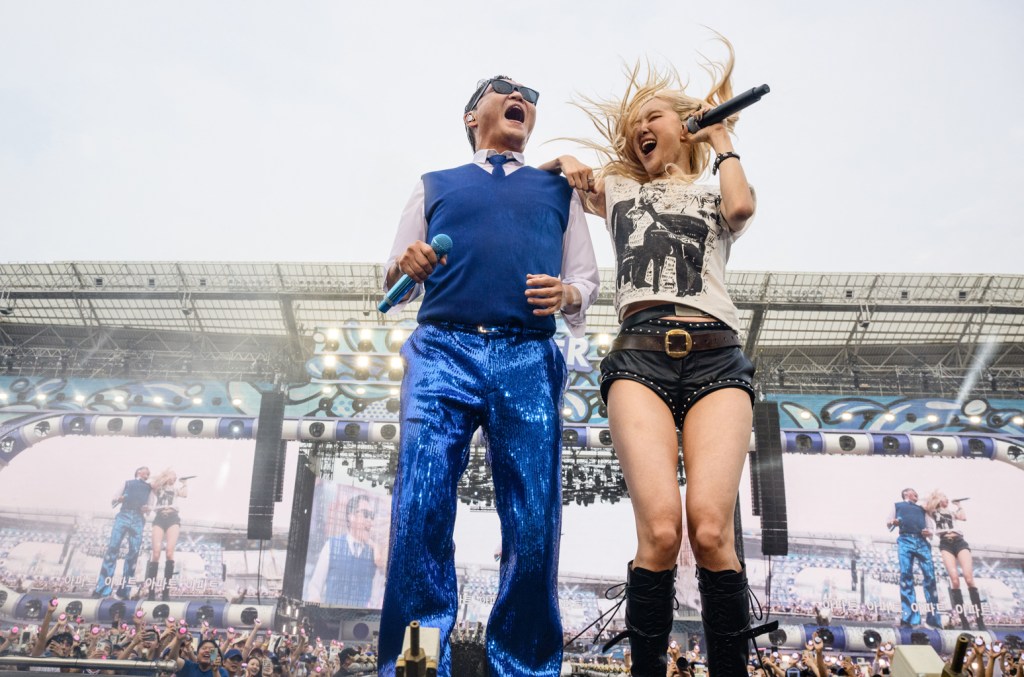 Rosé surpreende fãs ao se apresentar com PSY no concerto de verão em Seul BLACKPINK's ROSE e PSY cantaram "APT." (Foto: Reprodução)
