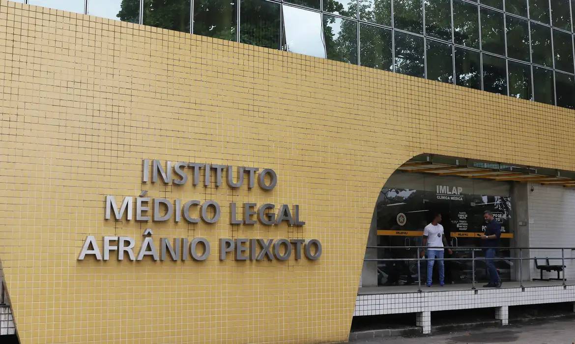 Familiares da publicitária Juliana Marins pedem que a Polícia Federal (PF) investigue o vazamento para a imprensa da autópsia realizada no corpo da jovem. A responsabilidade pelo documento é da Polícia Civil do Rio de Janeiro, e o laudo deveria ser sigiloso, segundo nota enviada pela corporação à Agência Brasil.

Nesta quarta-feira (9), em conversa por telefone com a reportagem da TV Brasil, a família disse ter sido surpreendida com as matérias veiculadas pela imprensa nesta manhã, porque ainda não tinha tido acesso ao laudo da perícia realizada no Instituto Médico Legal do Rio de Janeiro, na manhã do último dia 2 de julho. Participaram do procedimento dois peritos legistas da Polícia Civil, um perito da Polícia Federal e um assistente técnico representante da família.

A previsão da família era receber o laudo e divulgá-lo em entrevista coletiva na próxima sexta-feira (11), que teria ainda a participação da Defensoria Pública da União (DPU) e do perito contratado para a autópsia.

O novo exame no Brasil foi solicitado pela família de Juliana, que questiona as conclusões do laudo apresentado por legistas indonésios. Segundo o documento feito no país asiático, a brasileira sofreu um trauma contundente e morreu de hemorragia decorrente de lesões em órgãos internos.

A brasileira morreu depois de se acidentar durante uma trilha no Vulcão Rinjani, na Indonésia. A queda ocorreu no dia 21 de junho. Dois dias depois, ela foi localizada por meio de um drone térmico, mostrando que ainda estava viva naquele momento ou pelo menos algumas horas antes. As equipes de resgate só conseguiram chegar até a jovem na terça-feira (24), mas ela já havia morrido. O resgate do corpo ocorreu na quarta-feira (25). (Foto: Fernando Frazão/Agência Brasil)