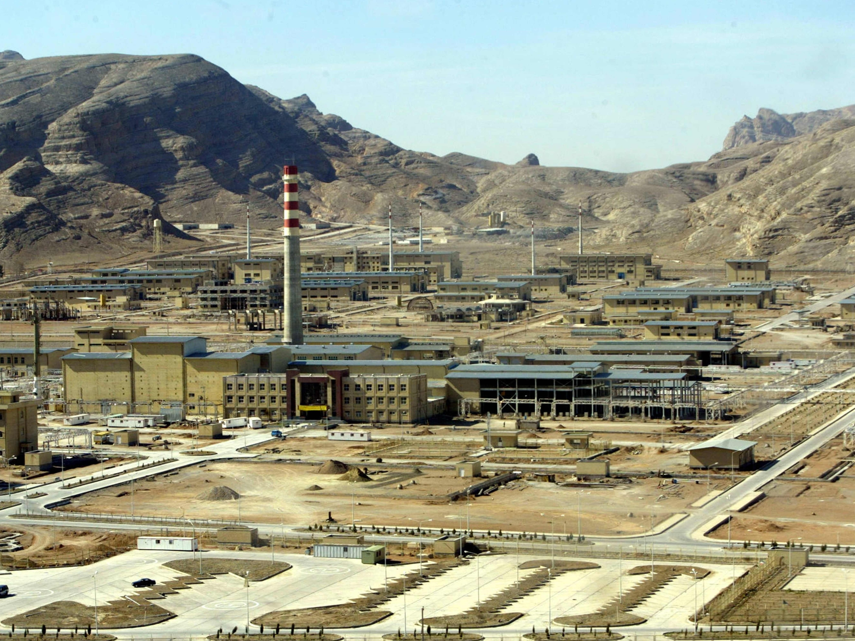 Riscos de contaminação aumentam após ataques a instalações nucleares no Irã Vista geral da usina nuclear de Isfahan, ao sul de Teerã, no Irã (Foto: Henghameh Fahimi/AFP - 30/03/2005)