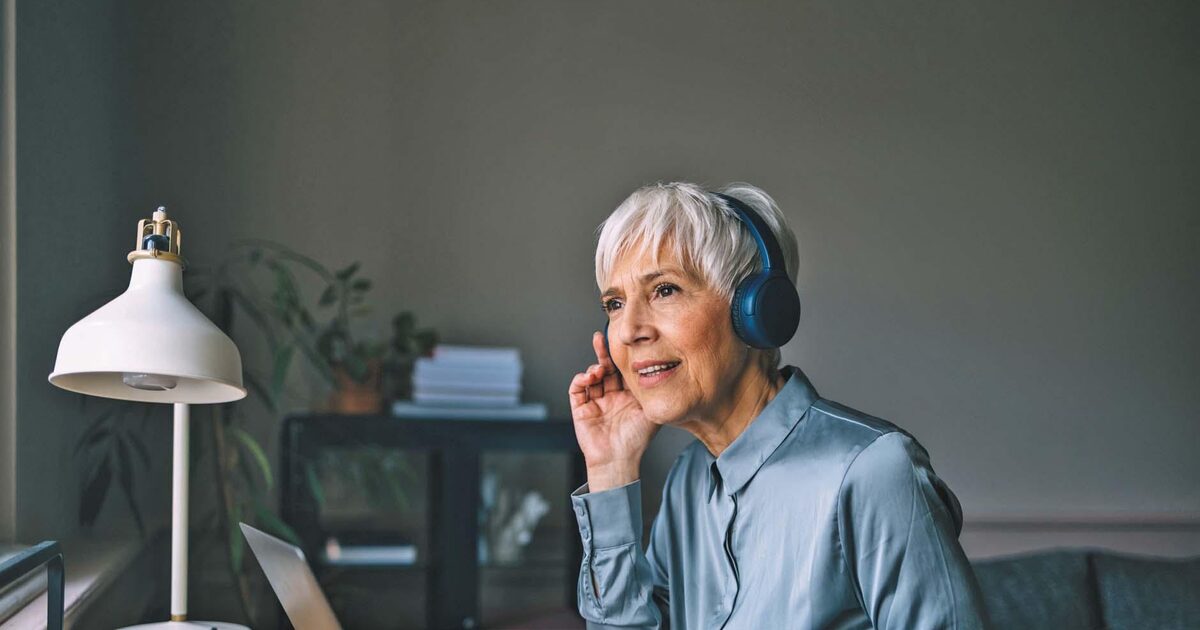 Testes de audição online podem ajudar, mas é preciso saber como realizá-los corretamente Lojas e fabricantes de aparelhos auditivos oferecem testes de audição gratuitos em seus sites (Foto: FreshSplash/Getty Images via The New York Times)