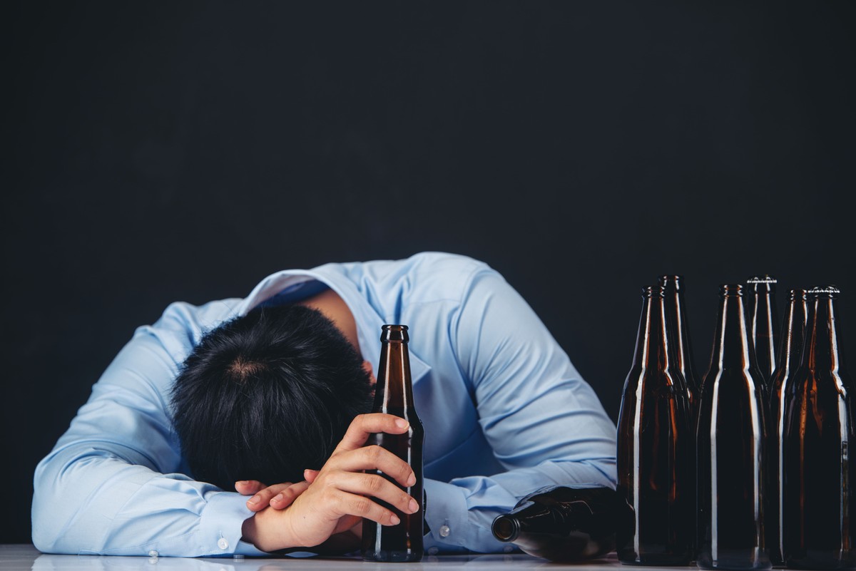 Abuso de álcool aumenta risco de lesões cerebrais, mesmo após a abstinência Alcoolismo (Foto: Freepik)