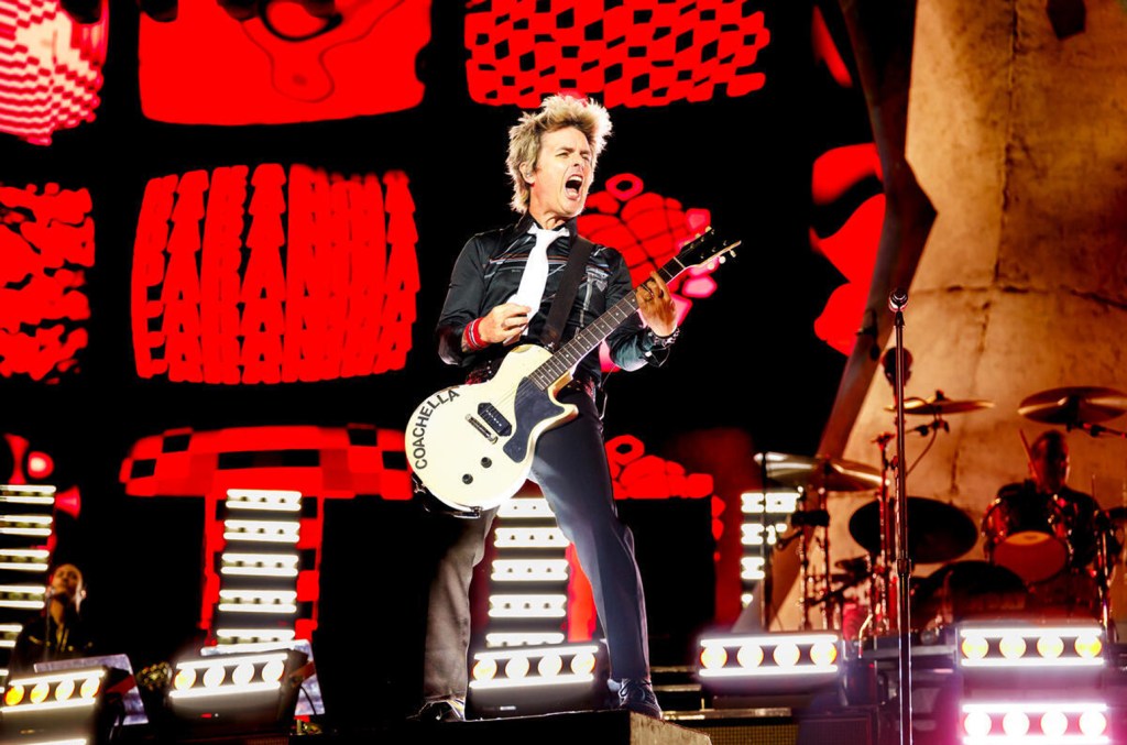 Fã surpreende Green Day ao tocar sucesso do Oasis em vez de 'Good Riddance' Fã surpreende Green Day ao tocar sucesso do Oasis em vez de 'Good Riddance'