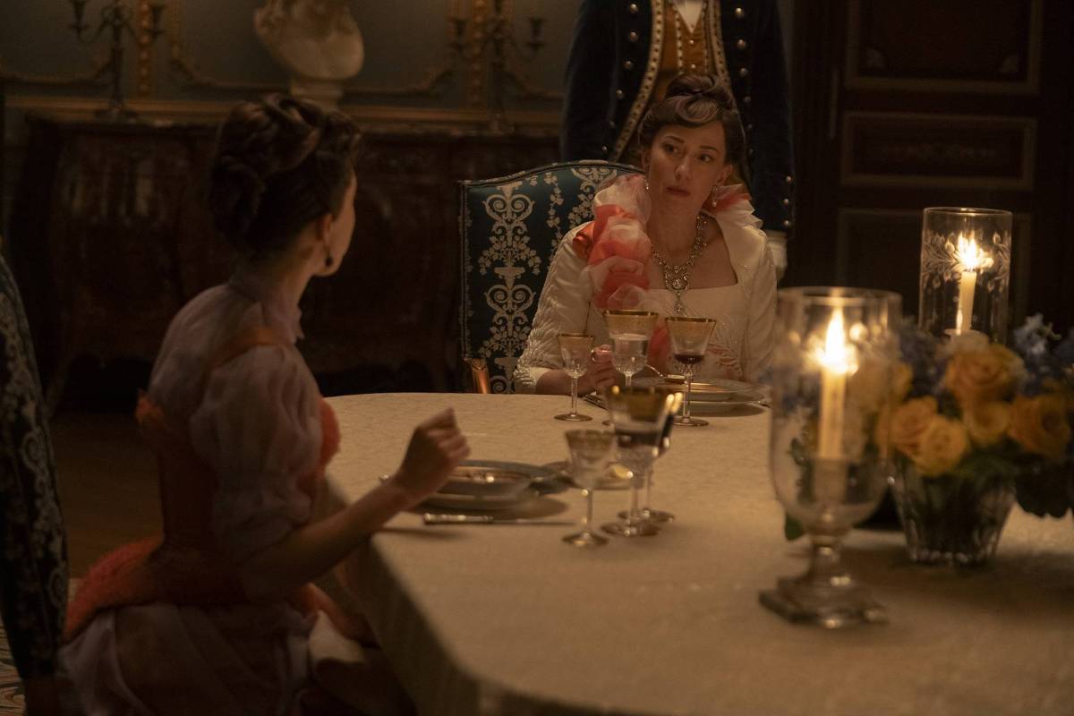 Um jantarzinho em família na casa dos Russells, de 'A Idade Dourada', da HBO (Foto: Divulgação)