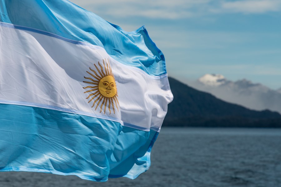 Argentina enfrenta desafios significativos na reforma de sua economia, aponta OCDE Bandeira da Argentina (Foto: Shutterstock)