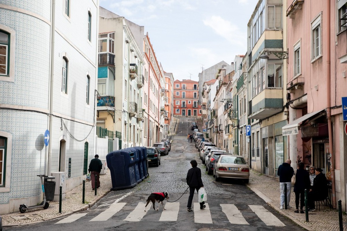 Brasileiros se apressam para garantir visto e permanecer em Portugal Pedestres caminham em zona residencial em Lisboa. Governo de centro-direita apertou regras imigratórias (Foto: Gonçalo Fonseca/Bloomberg)