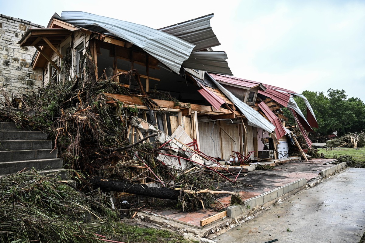 Inundações no Texas revelam falhas nos cortes orçamentários do governo Trump Uma casa destruída perto do Acampamento Mystic, no Texas (Foto: RONALDO SCHEMIDT / AFP)