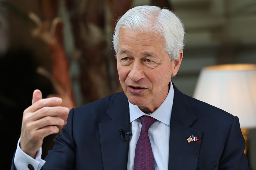 JPMorgan critica ideologia do Partido Democrata e chama opositores de “idiotas” Jamie Dimon (Foto: Cyril Marcilhacy/Bloomberg)