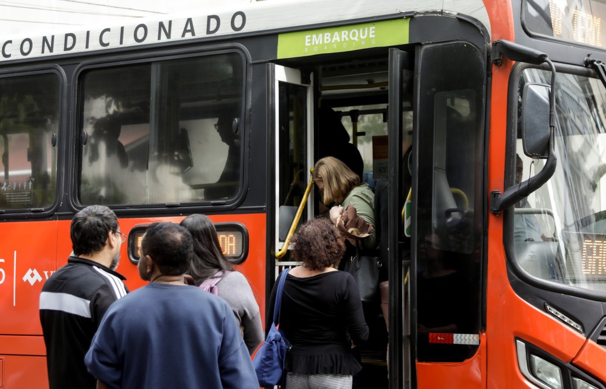 Passageiros na linha 548, que faz a integração do Metrô com o Terminal Alvorada em Botafogo, ficam indecisos sobre o uso dos cartões Jaé e Riocard. Uma passageira desce do ônibus após erro de leitura do cartão. (Foto: Gabriel de Paiva/Agência O Globo)
