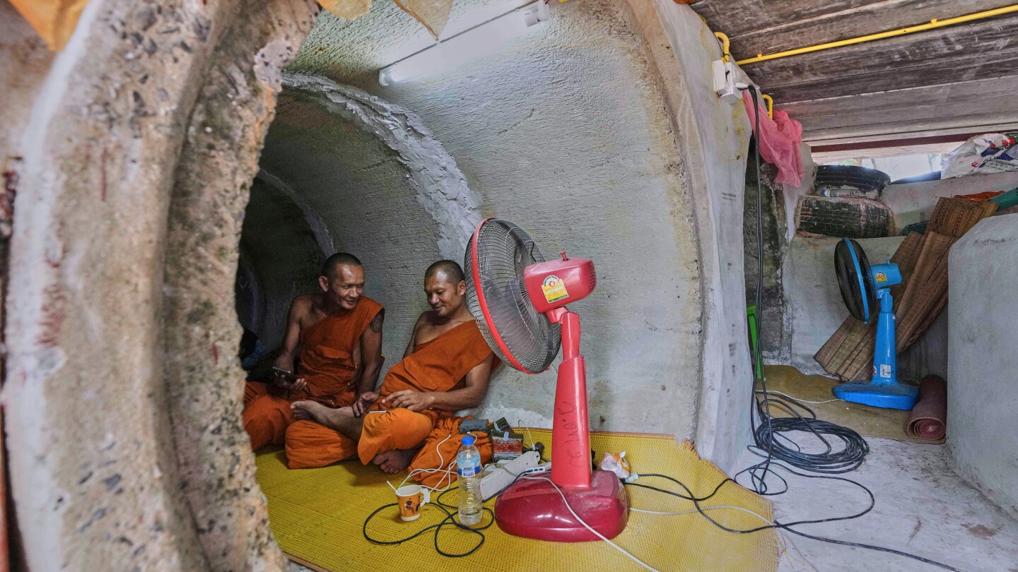 Monjes budistas tailandeses que fugiram de confrontos entre soldados tailandeses e cambojanos buscam abrigo na província de Surin, Tailândia, no sábado, 26 de julho de 2025. (Foto: AP Photo/Sakchai Lalit)