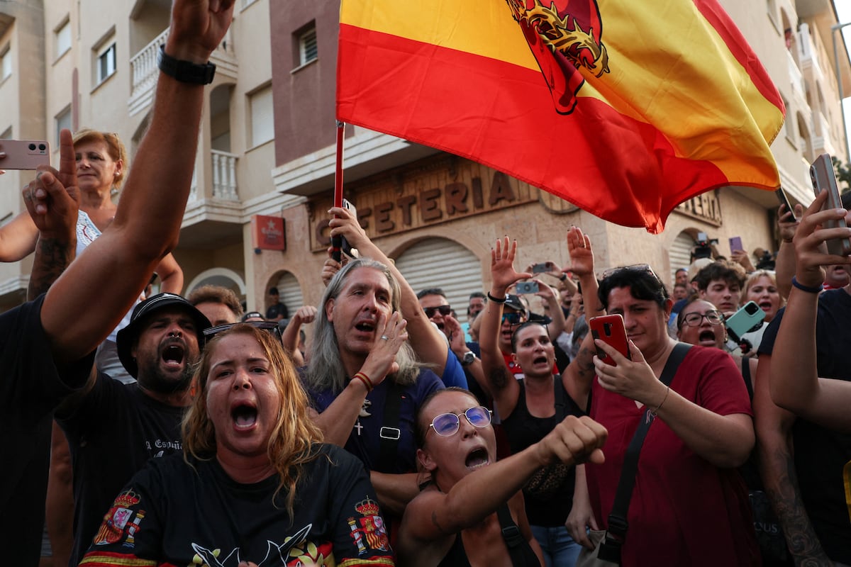 O ódio provoca dor e divisão na sociedade atual Manifestação ultradirechista em Torre Pacheco (Murcia), na última terça-feira. (Foto: Violeta Santos Moura/REUTERS)