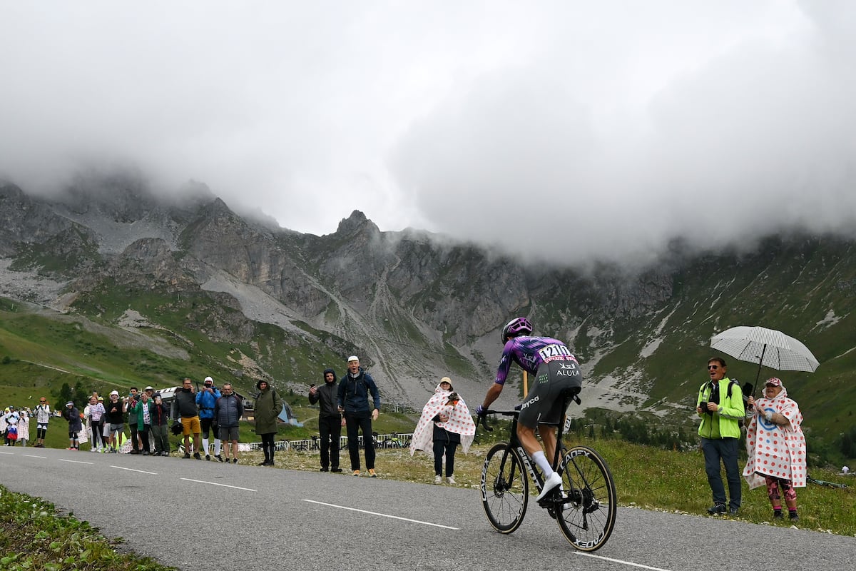 Fingir ser inteligente pode ser exaustivo e desgastante para muitos O australiano Ben O'Connor, do time Jayco AlUla, durante a etapa da cima da Loze, que ganhou na última quinta-feira. (Foto: Tim de Waele/GETTY IMAGES)