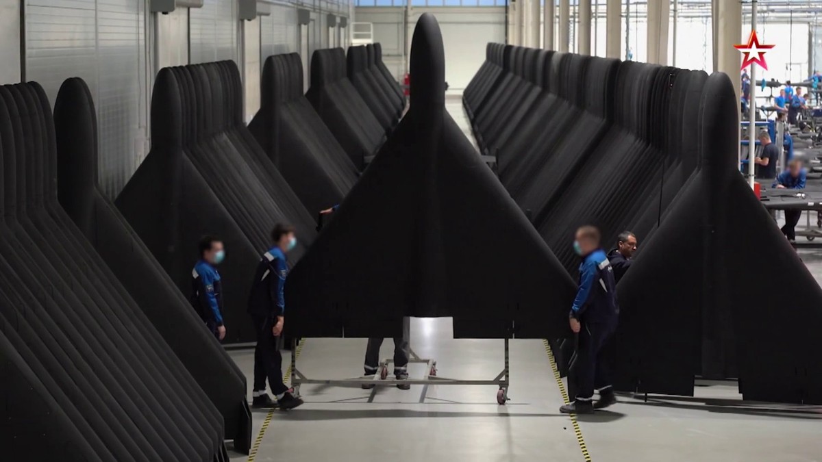 Rússia apresenta a maior fábrica de drones do mundo com jovens trabalhadores envolvidos Maior fábrica de drones do mundo emprega adolescentes na Rússia (Foto: Divulgação)