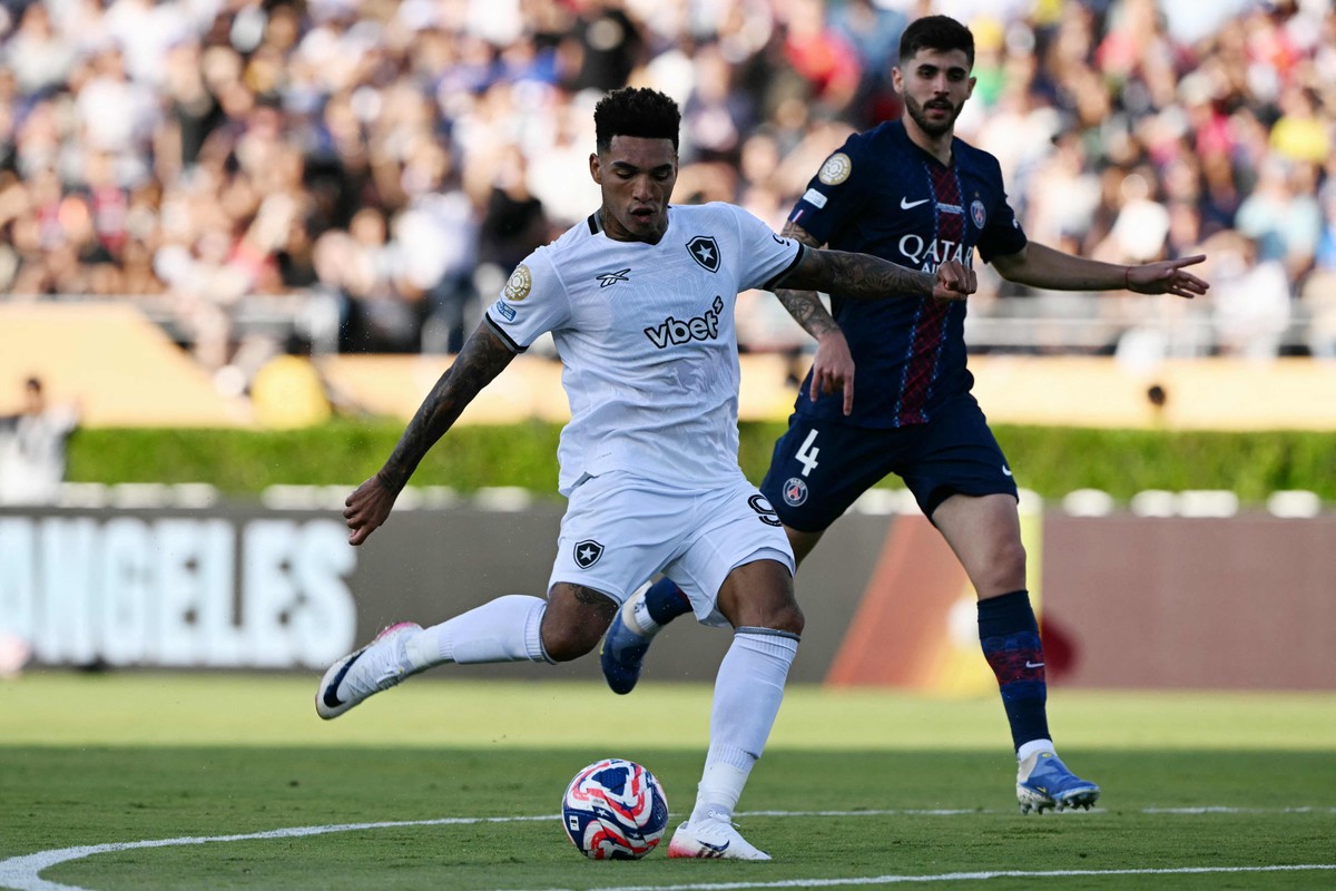 Botafogo enfrenta Atlético de Madrid em jogo histórico contra europeus Igor Jesus em ação na vitória do Botafogo contra o PSG (Foto: YURI CORTEZ / AFP)