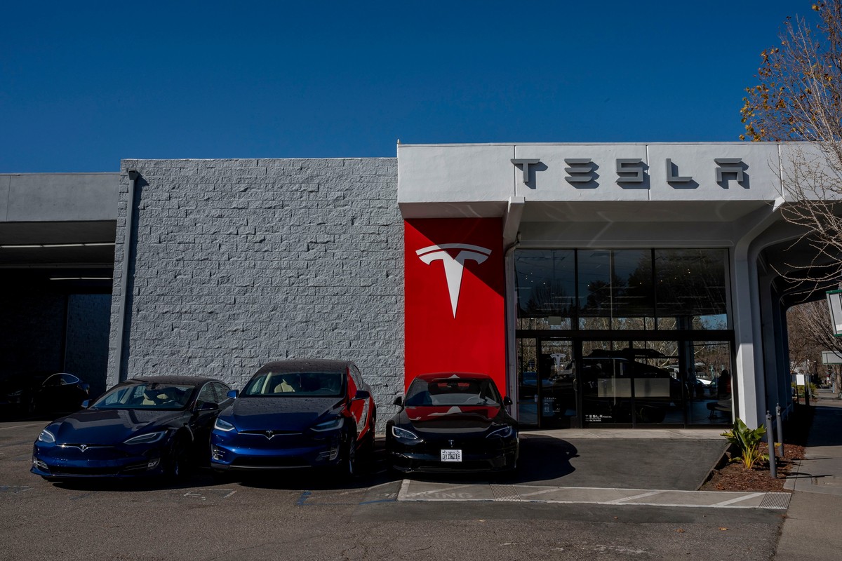 Tesla é multada em R$ 1,3 bilhão após morte relacionada ao piloto automático nos EUA Loja da Tesla em Palo Alto, Califórnia, nos EUA (Foto: Bloomberg)