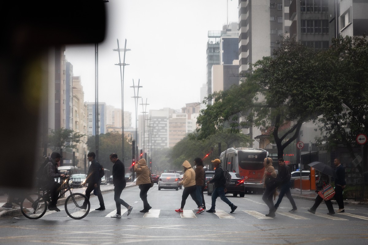 Chuva atinge Norte e Nordeste enquanto Sul enfrenta risco de geada na quarta-feira Pedestres atravessam a Avenida Paulista em tarde de frio e chuva em São Paulo (Foto: Maria Isabel Oliveira/O GLOBO)