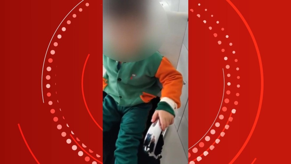 Menino autista é encontrado amarrado em banheiro de escola na Grande Curitiba Menino autista de 4 anos é encontrado amarrado em banheiro de escola na Grande Curitiba (Foto: Reprodução/RPC)