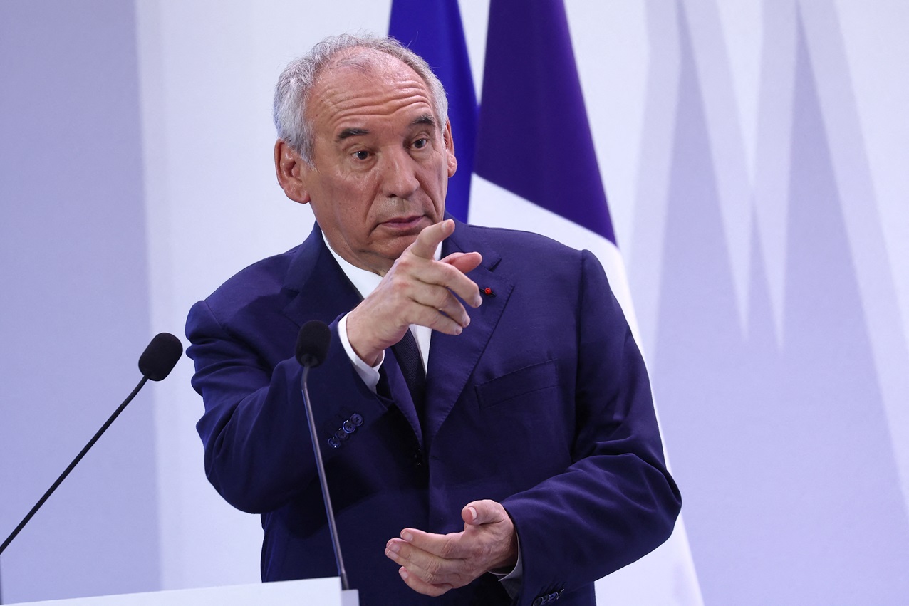 França elimina dois feriados para melhorar situação financeira do país Primeiro-ministro da França, François Bayrou, durante entrevista coletiva em Paris (Foto: REUTERS/Abdul Saboor)