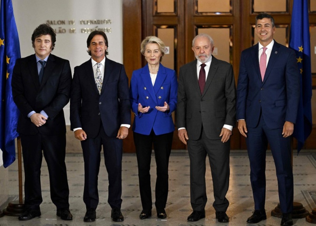 Da esquerda para a direita: Javier Milei (Argentina); Luis Lacalle Pou (Uruguai); a presidente da Comissão Europeia, Ursula von der Leyen (ao centro); Luiz Inácio Lula da Silva (Brasil), e Santiago Peña (Paraguai), posam para a foto oficial da LXV Cúpula do Mercosul em Montevidéu (Foto: Eitan Abramovich/AFP)