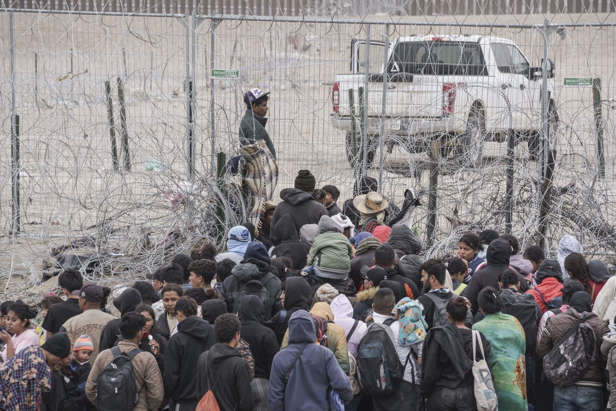 Quadrilha envia mil brasileiros ilegalmente aos EUA por R$ 137 mil em seis anos Imigrantes na fronteira dos EUA com o México (Foto: Paul Ratje/NYT/20-03-2024)