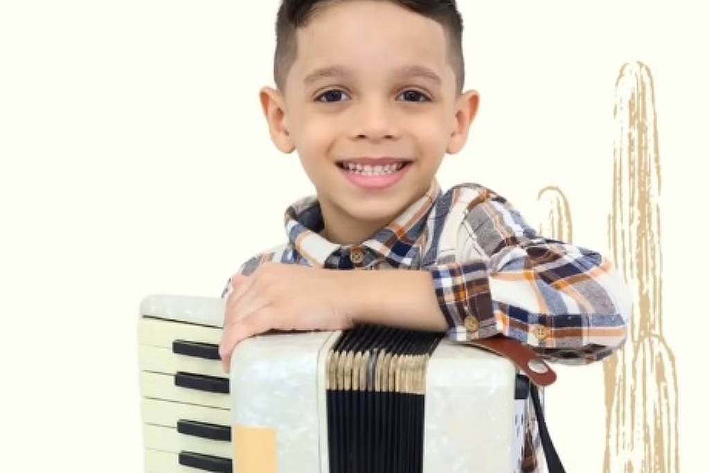 Elias Neto encanta com seu talento de sanfoneiro nas festas de São João Elias Neto, 6, é atração disputada nas festas juninas do Ceará (Foto: @eliascarneironeto no Instagram)