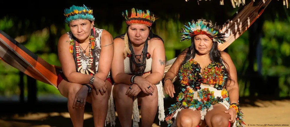 Cinco massacres históricos contra indígenas e ribeirinhos são relembrados no Brasil Mandeí, Maytá e Boreá são as últimas sobreviventes do povo Juma — Foto: Andre Penner/AP Photo/picture alliance/DW