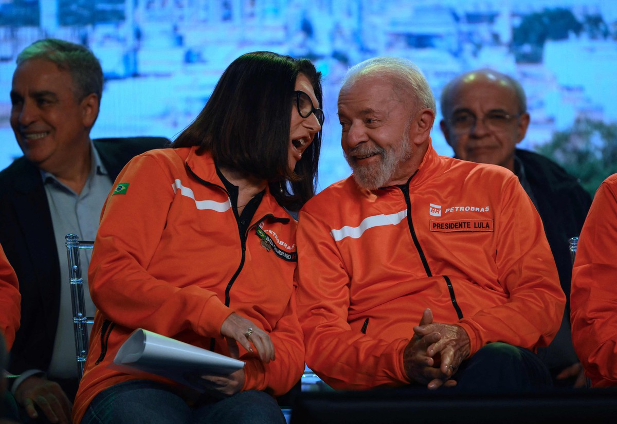 Lula exige fiscalização para garantir redução nos preços dos combustíveis Lula conversa com Magda Chambriard, presidente da Petrobrás, durante evento na Reduc (Foto: AFP/Mauro Pimentel)