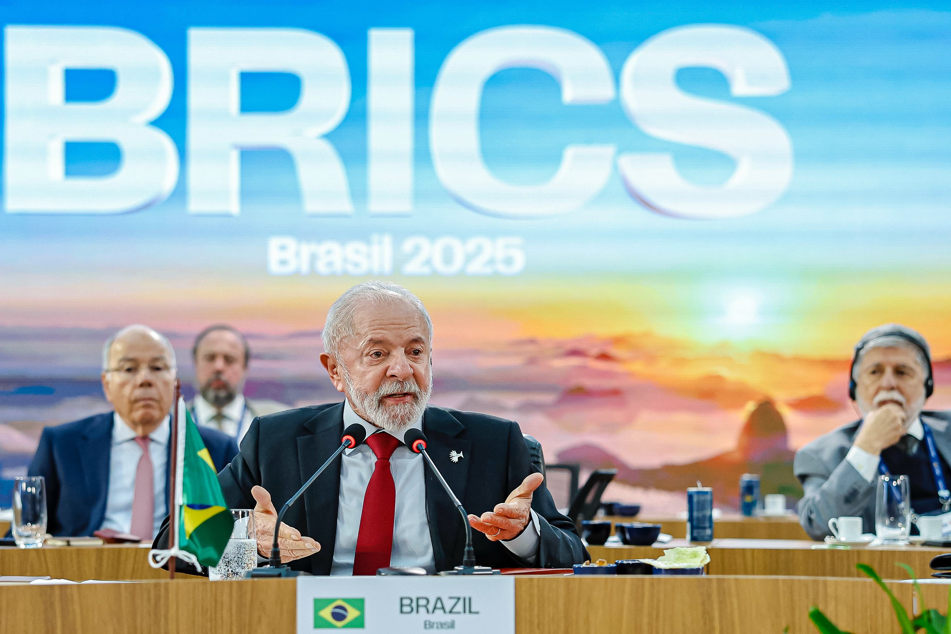 Mercados reagem ao fim das tarifas, cúpula dos Brics e novo partido de Musk Presidente Luiz Inácio Lula da Silva durante discurso na reunião do Brics (Foto: Ricardo Stuckert/PR/Divulgação)