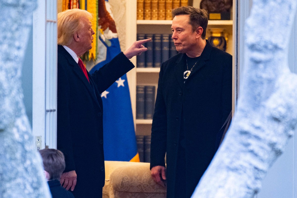 Presidente dos EUA (E), Donald Trump, conversa com o bilionário Elon Musk na Casa Branca (Foto: ROBERTO SCHMIDT / AFP)