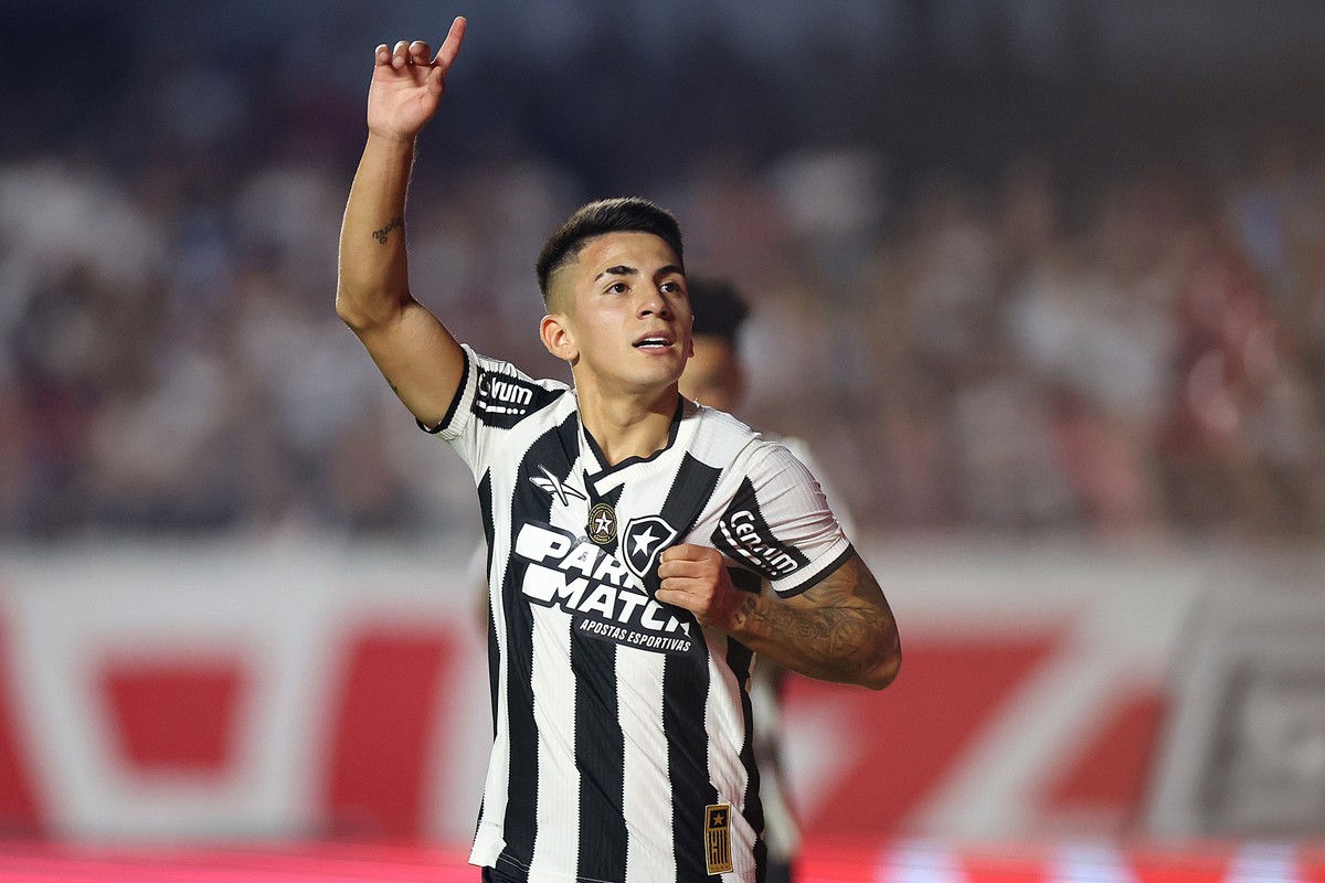 Almada retorna ao Botafogo após fim de empréstimo ao Lyon; próximos passos definidos Thiago Almada passou a ser atleta do Botafogo novamente nesta terça (Foto: Vitor Silva/Botafogo)