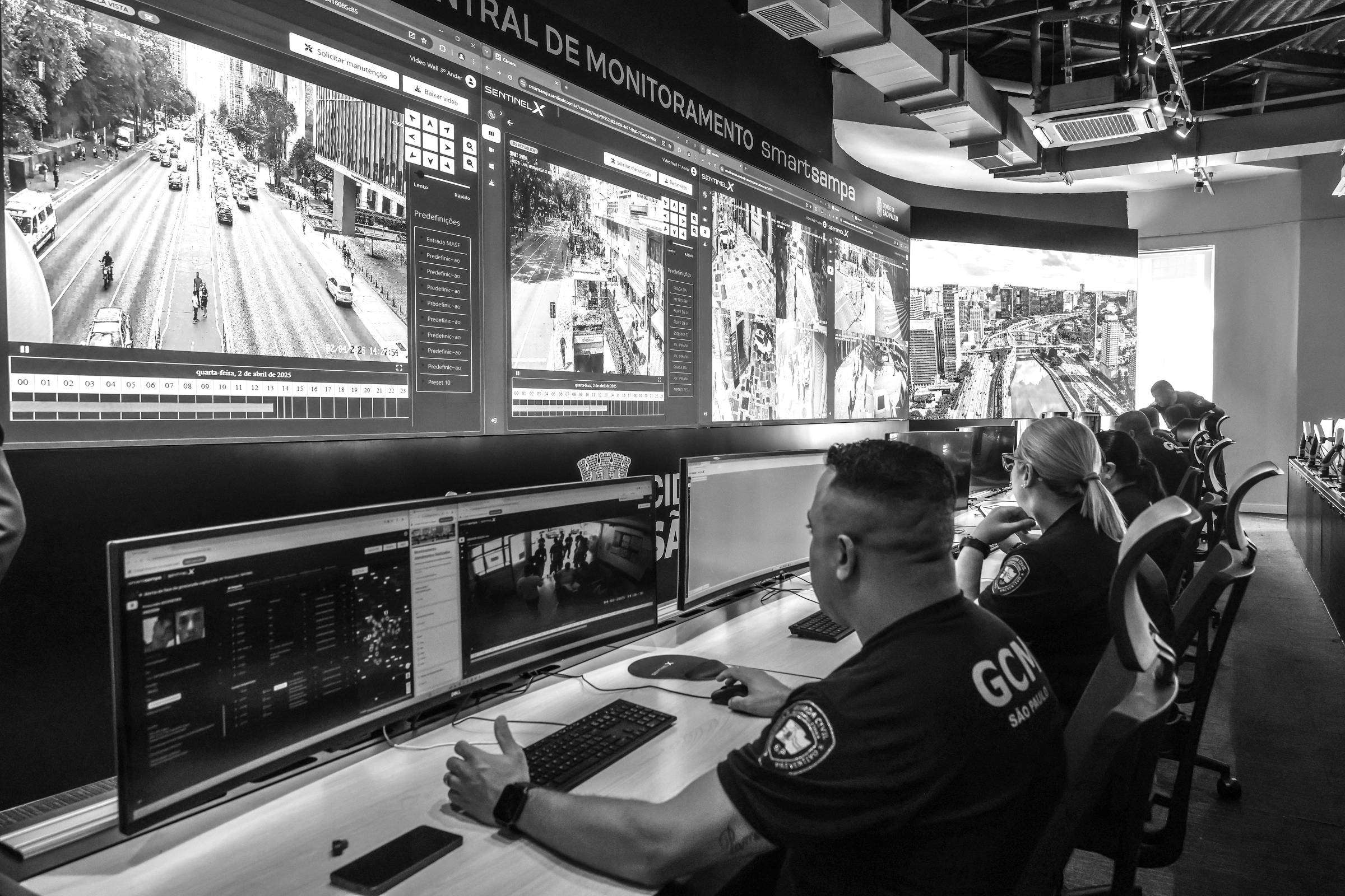 Câmeras de vigilância e inteligência garantem mais transparência nas ações públicas Sala da central de monitoramento do programa Smart Sampa, em São Paulo (SP) (Foto: Karime Xavier/Folhapress)