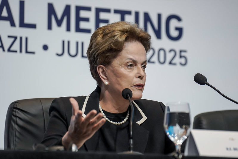 Dilma defende críticas sobre armazenamento de energia e confirma que estava certa A presidente do NDB, Dilma Rousseff, durante 10° reunião anual do Novo Banco de Desenvolvimento (NDB) (Foto: Rafa Neddermeyer/BRICS Brasil/PR)