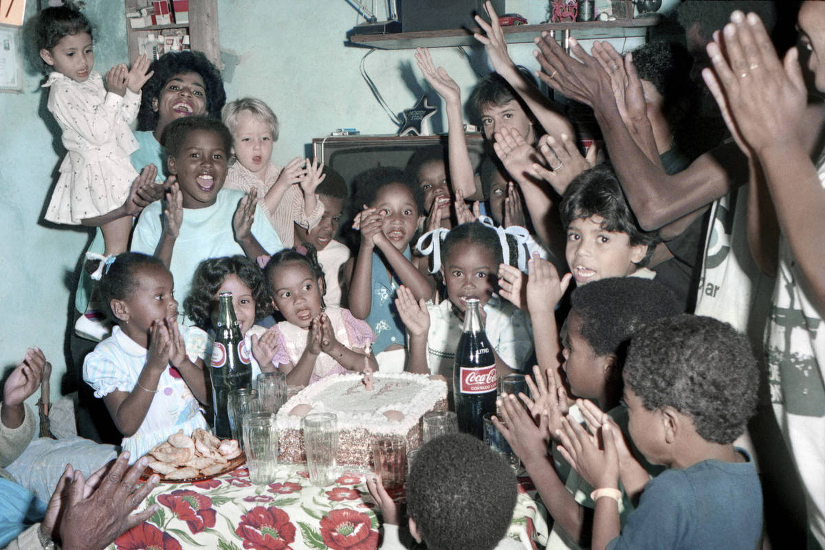Festival de fotografia em Arles celebra diversidade do Brasil e homenageia Nan Goldin Obra 'Young Love', de Nan Goldin, 2024 (Foto: Nan Goldin/Divulgação)