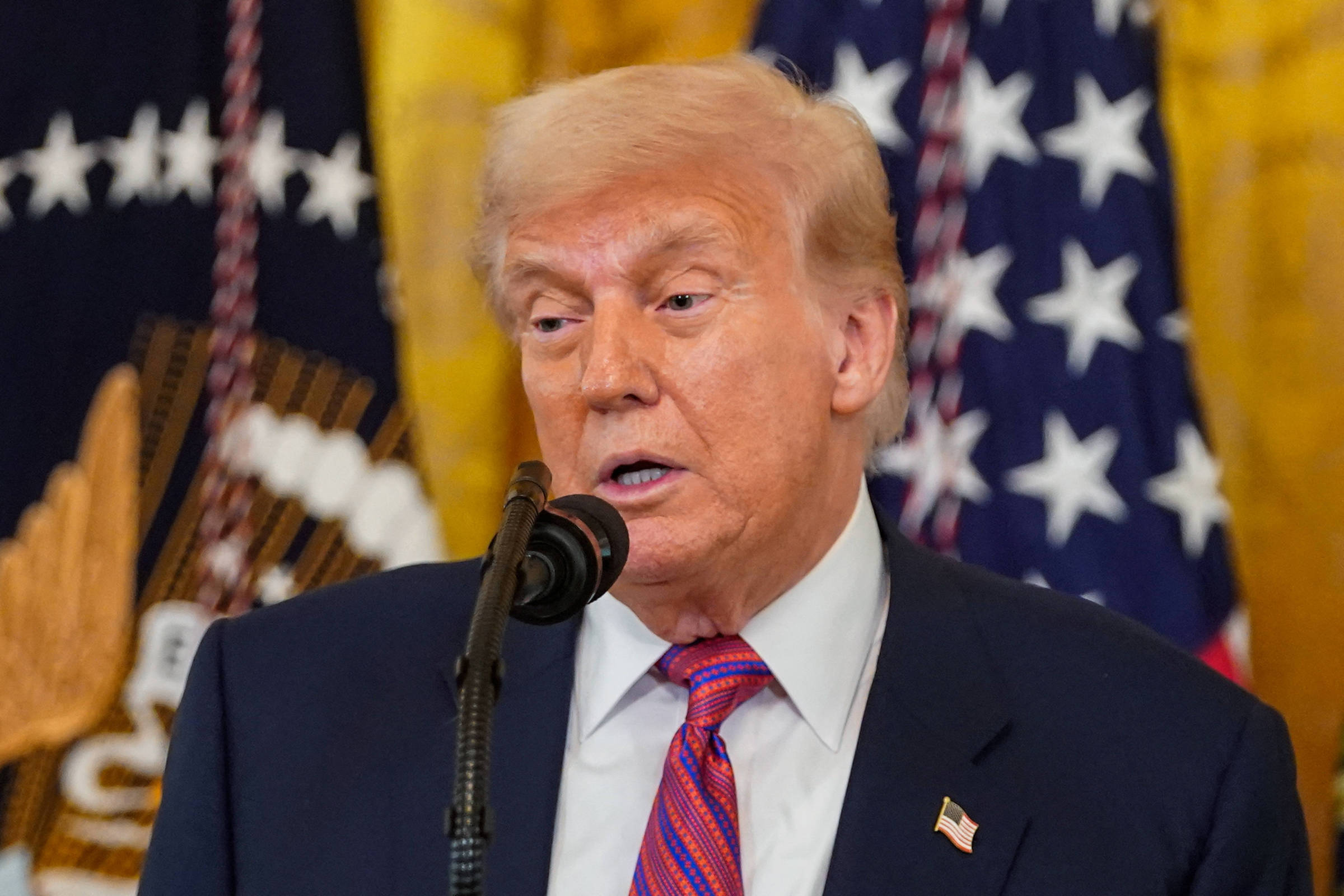 Trump anuncia diretriz de IA que flexibiliza regras e incentiva energia renovável Donald Trump, presidente dos Estados Unidos, em cerimônia na Casa Branca (Foto: Nathan Howard/Reuters)