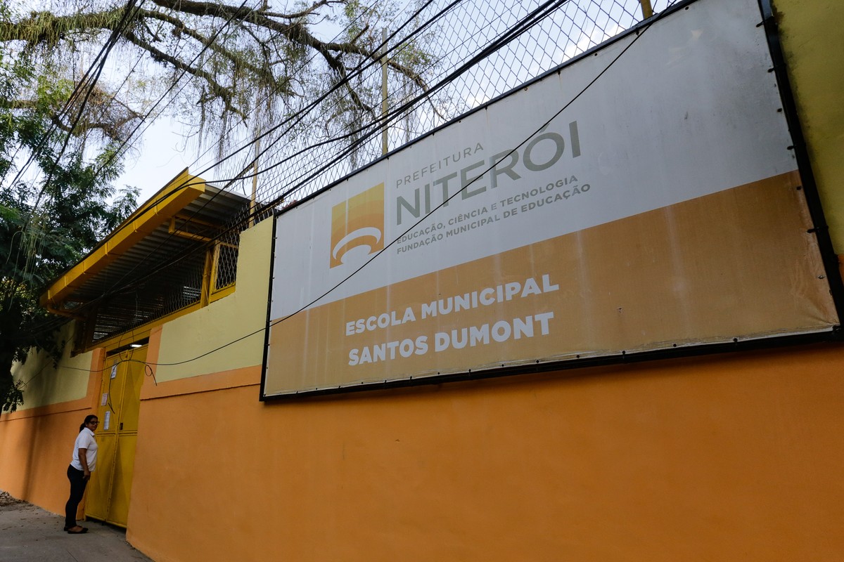 TCE exige investigação sobre o paradeiro de 100 tablets destinados a alunos em Niterói Fachada da Escola Municipal Santos Dumont: parlamentares relatam problemas na gestão da educação na cidade (Foto: Roberto Moreyra/23-8-2024)