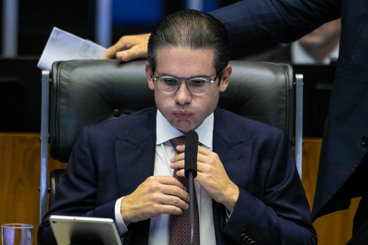 Aliado expressa descontentamento com decisões de Hugo Motta Hugo Motta durante sessão na Câmara que votou projeto cancelando decreto do governo que elevou o IOF (Foto: Brenno Carvalho / Agência O Globo)