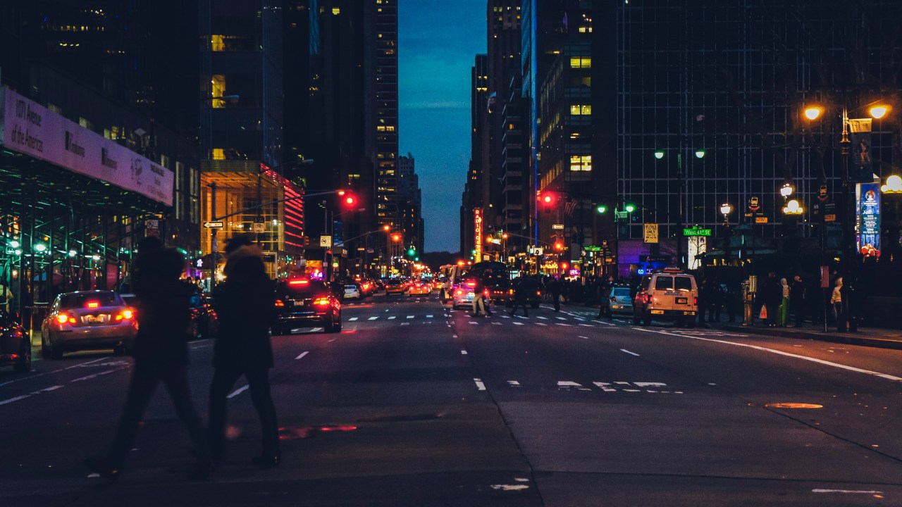 Setor de serviços nos EUA desacelera e aumenta cautela do Fed, diz S&P Global Crescimento dos serviços é incerto nos próximos meses em Nova York (Foto: Arnaud Padallé Unsplash/Reprodução)