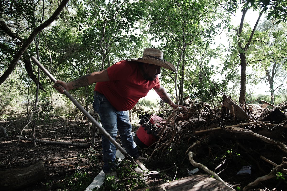 Um homem realiza labores de busca nas margens do rio Guadalupe, este quarta-feira no condado de Kerr, Texas. (Foto: Dustin Safranek - EFE)