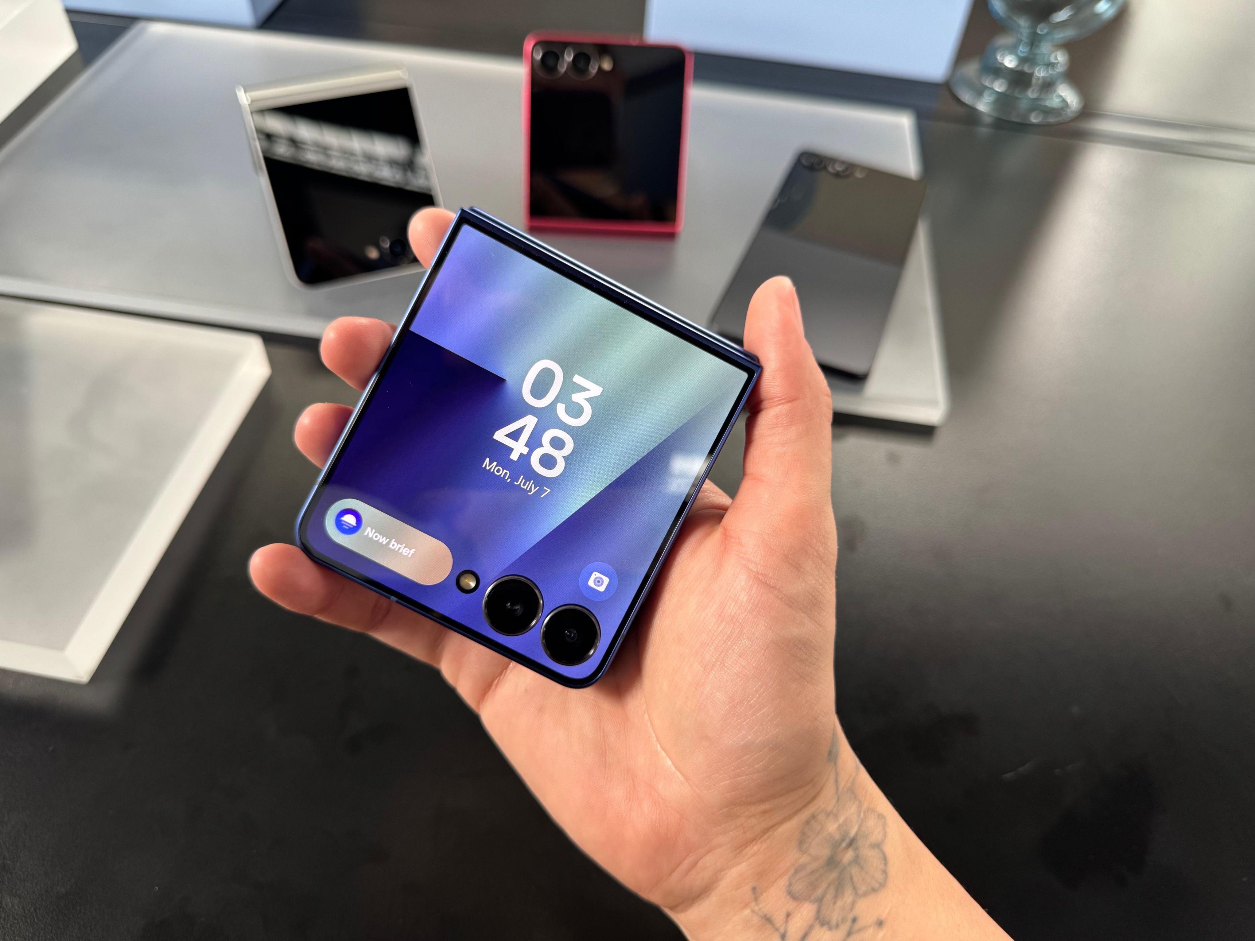 Samsung lança novos dobráveis e smartwatches no Brasil com preços competitivos Galaxy Z Fold7 tem espessura de 0,42cm (aberto) ou 0,89cm (fechado) e pesa 215 gramas (Foto: Marcella Duarte/ UOL)
