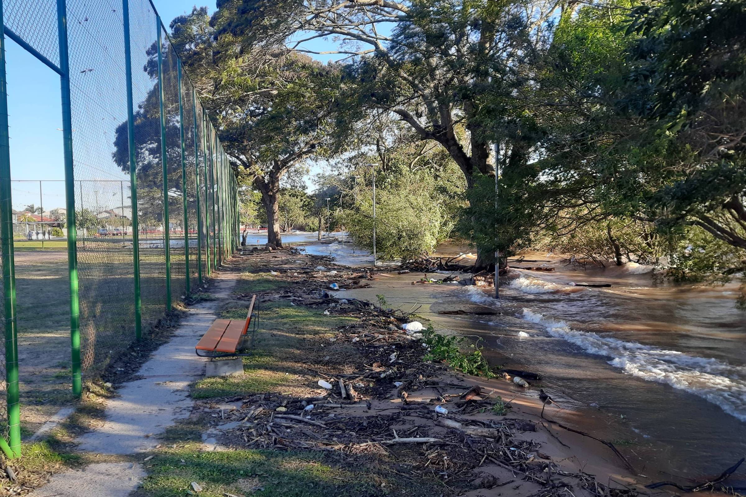 Moradores da zona sul de Porto Alegre vendem casas devido a risco de enchentes Enchente do lago Guaíba cobre a orla do bairro Guarujá, na zona sul de Porto Alegre (Foto: Carlos Villela/Folhapress)