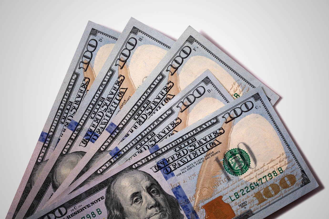 Dólar sobe 0,50% no primeiro pregão do mês com incertezas sobre IOF Dólar: A moeda fechou no menor patamar desde setembro, cotada a R$ 5,433, no último dia de junho (Foto: Designed by/Freepik)